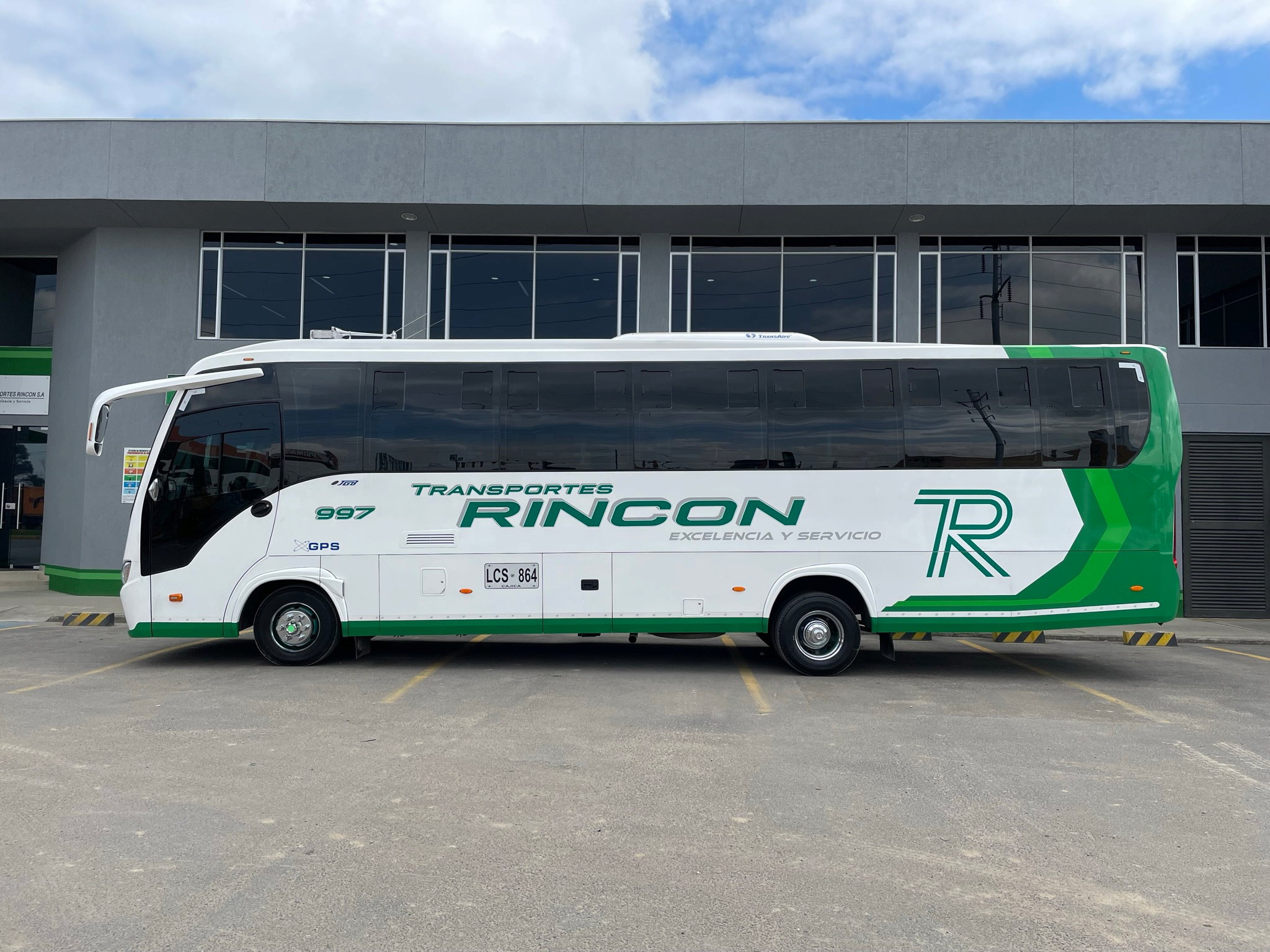 Flota de buses modernos para transporte empresarial de Transportes Rincón en Bogotá